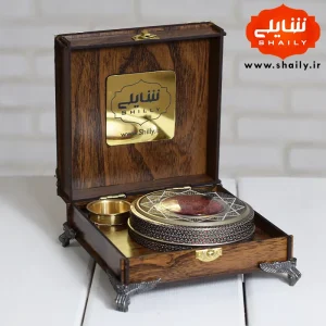 پک کادویی چوبی پایه دار حاوی نیم مثقال زعفران ارگانیک قائنات