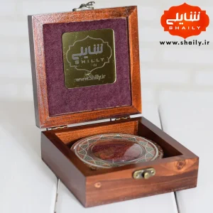 پک کادویی چوبی طرح مینیاتور حاوی یک مثقال زعفران ارگانیک قائنات