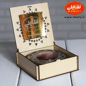 پک کادویی چوبی حاوی نیم مثقال زعفران ارگانیک قائنات