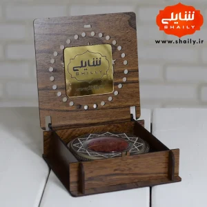 پک کادویی چوبی حاوی نیم مثقال زعفران ارگانیک قائنات