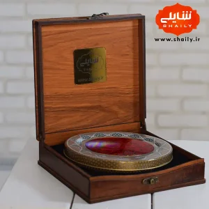 پک کادویی چوبی طرح اسلیمی حاوی پنج مثقال زعفران ارگانیک قائنات