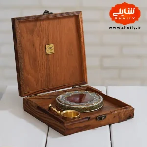 پک کادویی چوبی طرح کاشی سنتی حاوی یک مثقال زعفران ارگانیک قائنات
